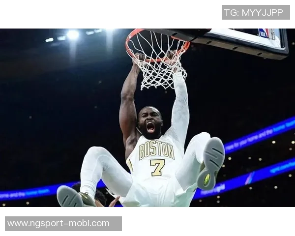 杰伦布朗谈遭遇包夹时的传球选择强调对队友的信任与团队合作的重要性